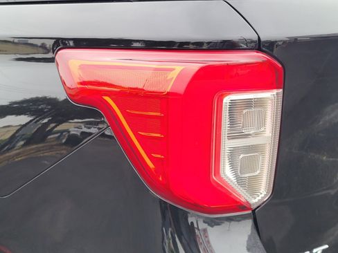 Certified 2024 Ford Explorer XLT RWD image 10