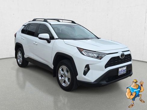 Used 2021 Toyota RAV4 XLE FWD image 3