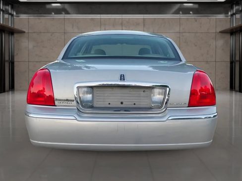 Used 2007 Lincoln Town Car Signature RWD image 4