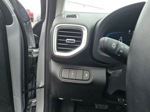Used 2023 Hyundai Venue SEL image 32