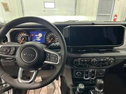 Used 2024 Jeep Wrangler Sahara image 9