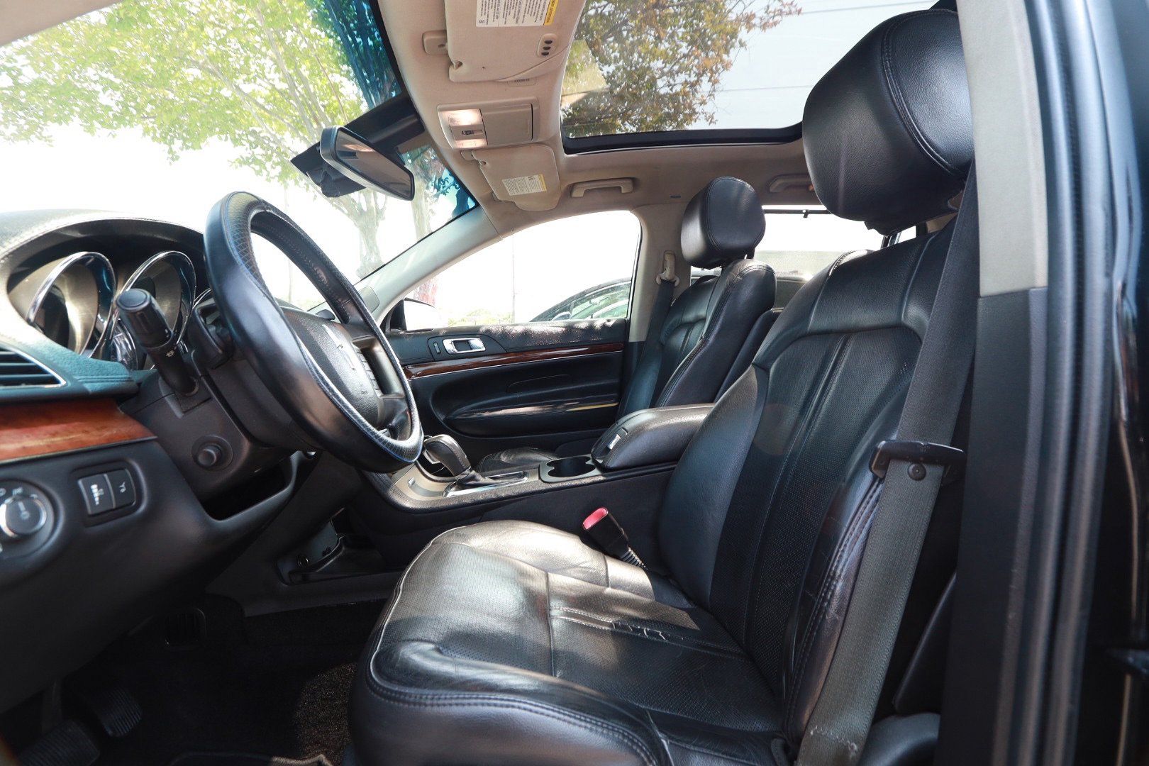 Used 2012 Lincoln MKT FWD image 17