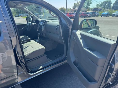 Used 2016 Nissan Frontier SV image 21
