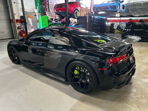 Used 2017 Audi R8 V10 w/ Carbon Exterior Package image 9