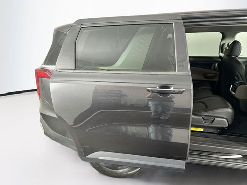 Used 2025 Kia Carnival FWD image 31