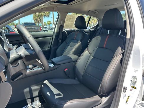 Certified 2025 Nissan Sentra SR w/ SR Premium Package FWD image 20