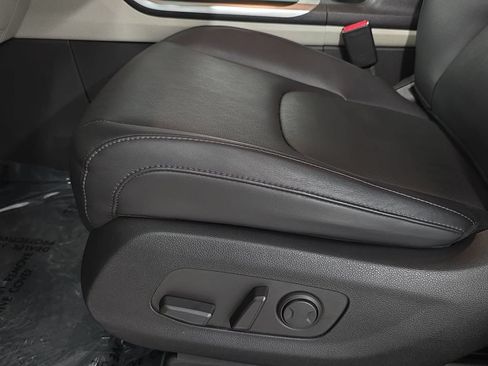 Used 2022 Kia Carnival LX FWD image 23