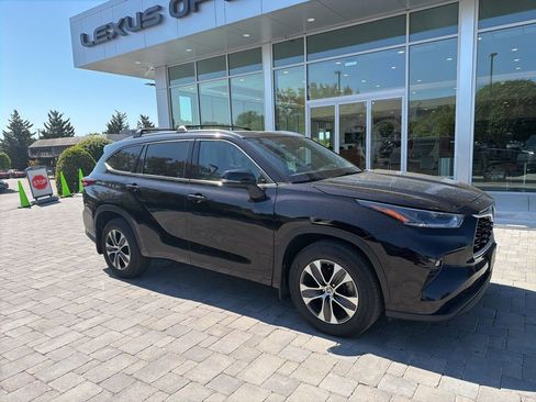 Used 2021 Toyota Highlander XLE AWD/4WD image 5