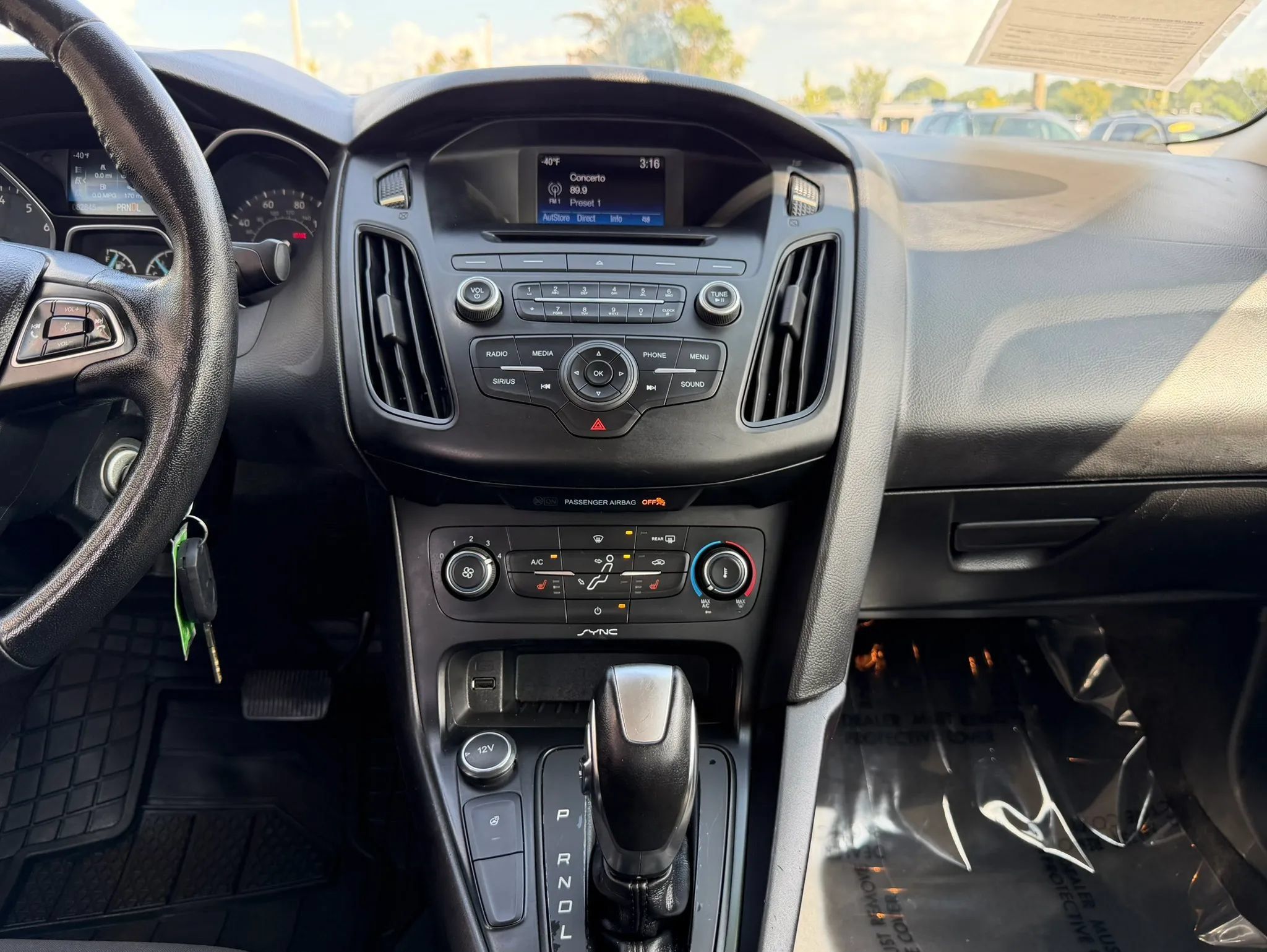 Used 2016 Ford Focus SE w/ SE Cold Weather Package FWD image 25