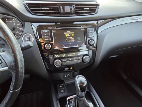 Used 2022 Nissan Rogue Sport SV w/ Technology Package image 13