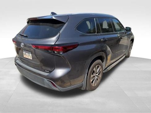 Used 2022 Toyota Highlander XLE image 6