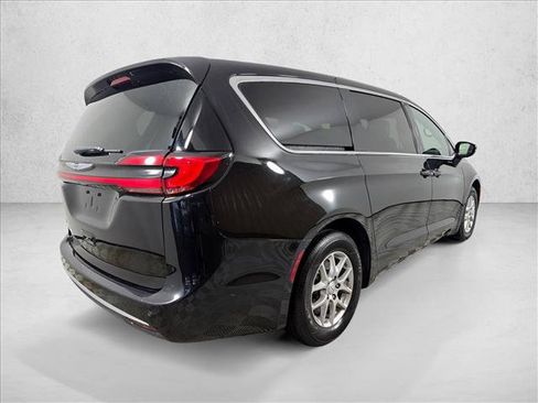Used 2025 Chrysler Pacifica Select FWD image 3