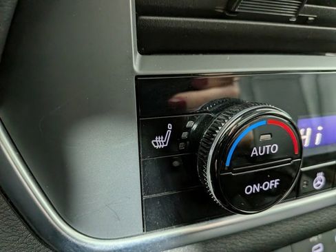 Used 2024 Nissan Rogue SV w/ SV Premium Package image 11