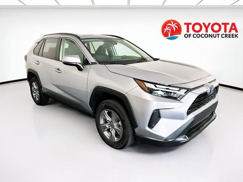 Used 2022 Toyota RAV4 XLE w/ Convenience Package FWD image 1