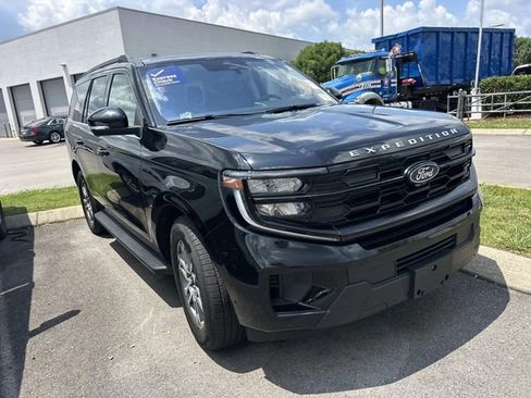 Used 2025 Ford Expedition Active RWD image 3