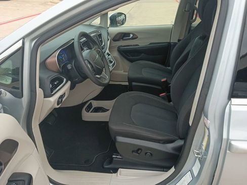Used 2023 Chrysler Voyager LX FWD image 4