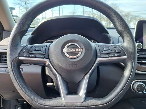 Used 2024 Nissan Altima 2.5 SV image 9