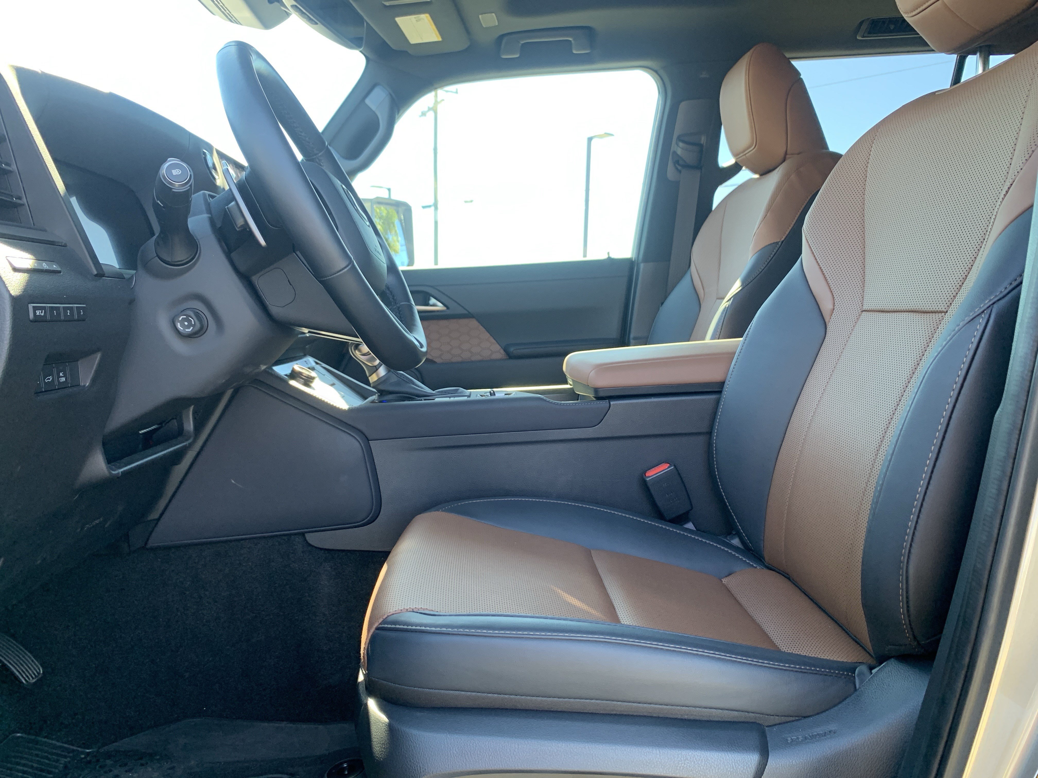 Used 2025 Lexus GX 550 w/ Accessory Package (2T) AWD/4WD image 16