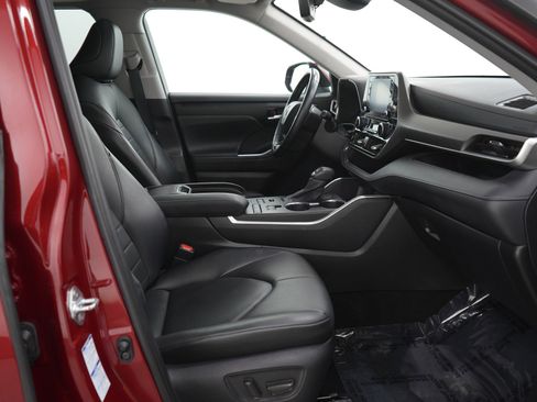 Used 2021 Toyota Highlander XLE image 13