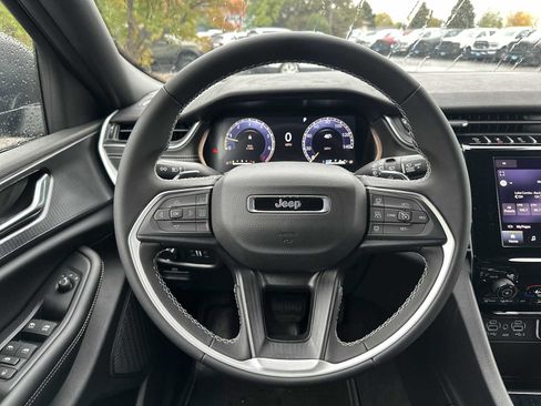 New 2025 Jeep Grand Cherokee Laredo image 11