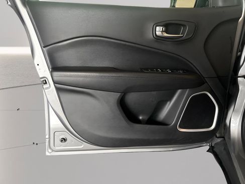 Used 2019 Jeep Compass Latitude AWD/4WD image 18