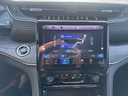 Used 2024 Jeep Grand Cherokee Limited w/ Luxury Tech Group II AWD/4WD image 12