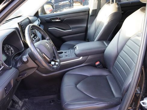 Used 2021 Toyota Highlander XLE AWD/4WD image 4
