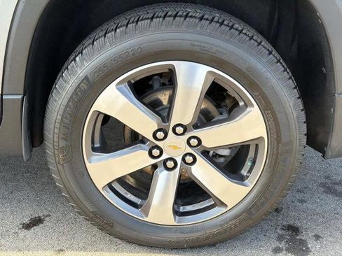 Used 2021 Chevrolet Traverse LT w/ LT Premium Package image 40