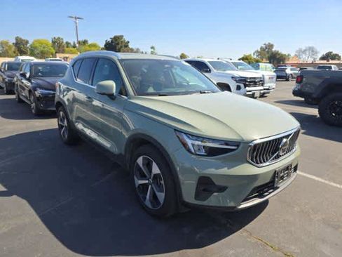 Used 2025 Volvo XC40 B5 Plus image 3