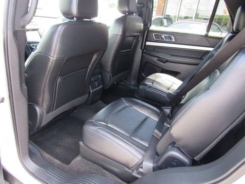 Used 2017 Ford Explorer XLT w/ Equipment Group 202A AWD/4WD image 15