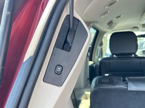 Used 2015 Chrysler Town & Country Touring w/ Driver Convenience Group FWD image 10