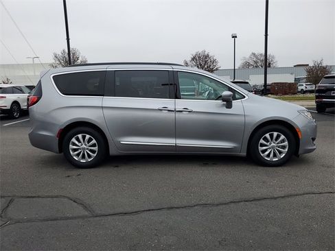 Used 2017 Chrysler Pacifica Touring-L image 8