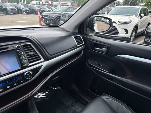 Used 2016 Toyota Highlander XLE AWD/4WD image 31