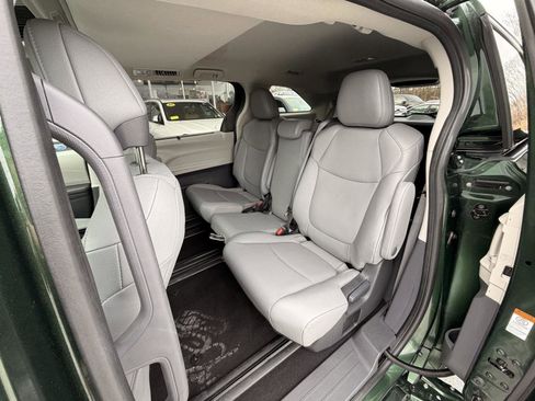 Used 2024 Toyota Sienna XLE image 35