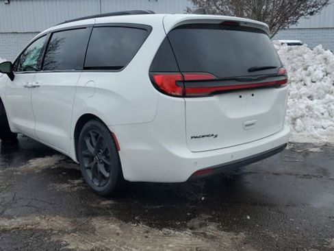 Used 2023 Chrysler Pacifica Touring-L w/ S Appearance Package image 2