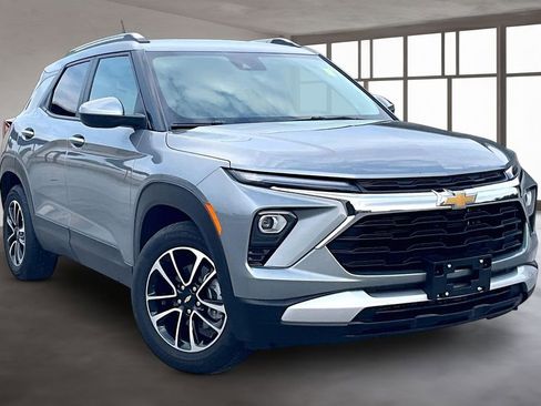 Used 2024 Chevrolet TrailBlazer LT w/ LT Cold Weather Package FWD image 3