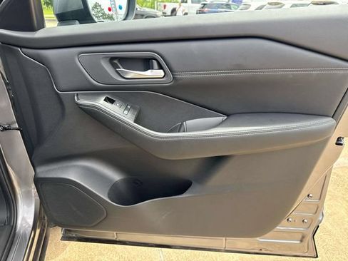 Used 2025 Nissan Rogue SL FWD image 19