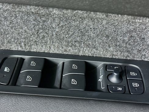 Used 2025 Volvo XC40 B5 Core image 14