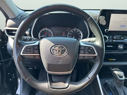 Used 2023 Toyota Highlander XLE AWD/4WD image 17