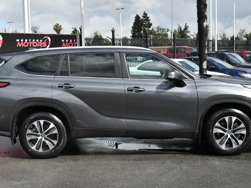 Used 2023 Toyota Highlander XLE AWD/4WD image 9