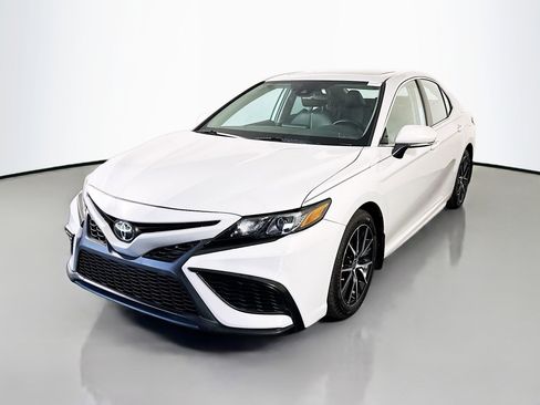 Used 2024 Toyota Camry SE FWD image 4
