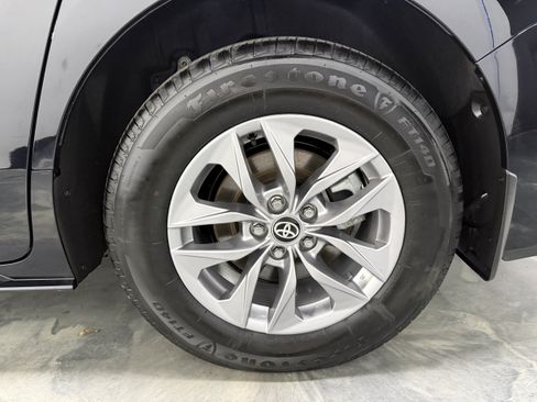 Used 2026 Toyota Sienna XLE FWD image 28