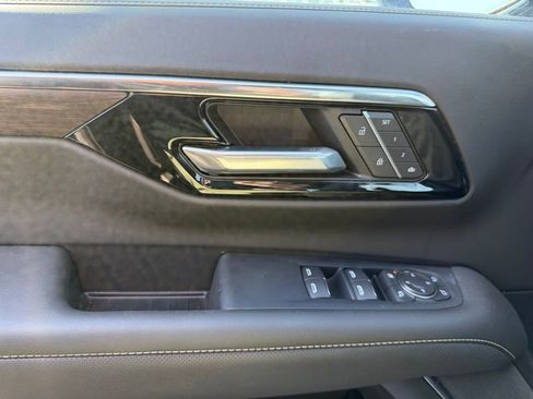 Used 2025 Chevrolet Suburban Premier image 21