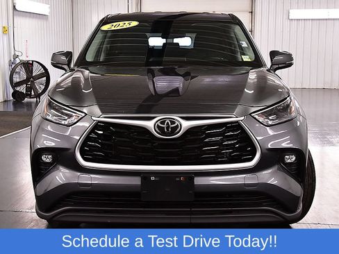 Used 2023 Toyota Highlander LE AWD/4WD image 2