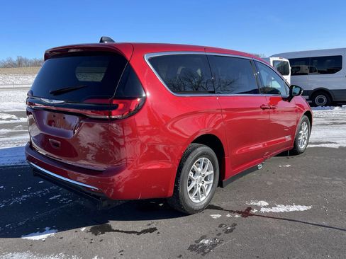 Used 2024 Chrysler Pacifica Touring-L image 6