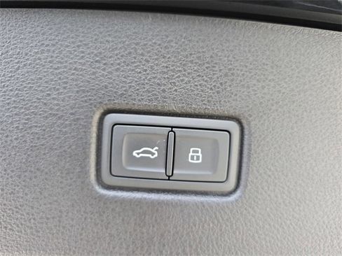 Used 2024 Audi SQ5 Prestige image 17