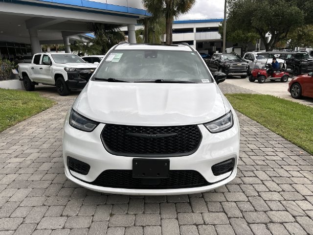 Used 2025 Chrysler Pacifica Limited FWD image 18