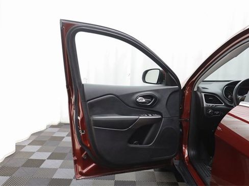 Used 2021 Jeep Cherokee Latitude Lux w/ Comfort/Convenience Group image 5