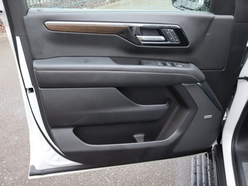 Used 2025 Chevrolet Tahoe High Country AWD/4WD image 18