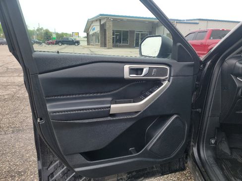 Used 2023 Ford Explorer XLT w/ Equipment Group 202A image 9